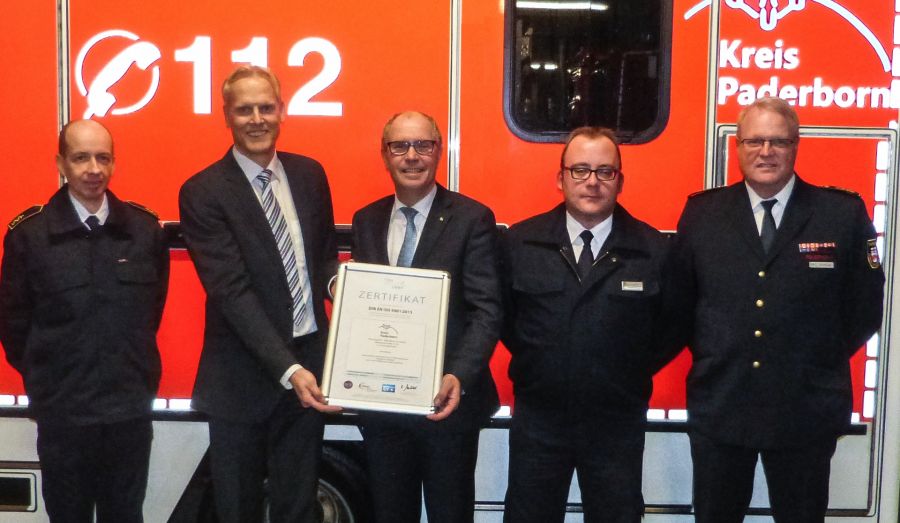 Rettungsdienst des Kreises Paderborn erneut für Qualität ausgezeichnet: Ingo Christiansen (Ärztlicher Leiter Rettungsdienst), Georg-W. Kolckhorst  (TÜV Hessen), Landrat Manfred Müller, Benedikt Michaelis (Qualitätsmanagement-Beauftragter), Elmar Keuter (Leiter Rettungsdienst) (Foto: Kreis Paderborn)